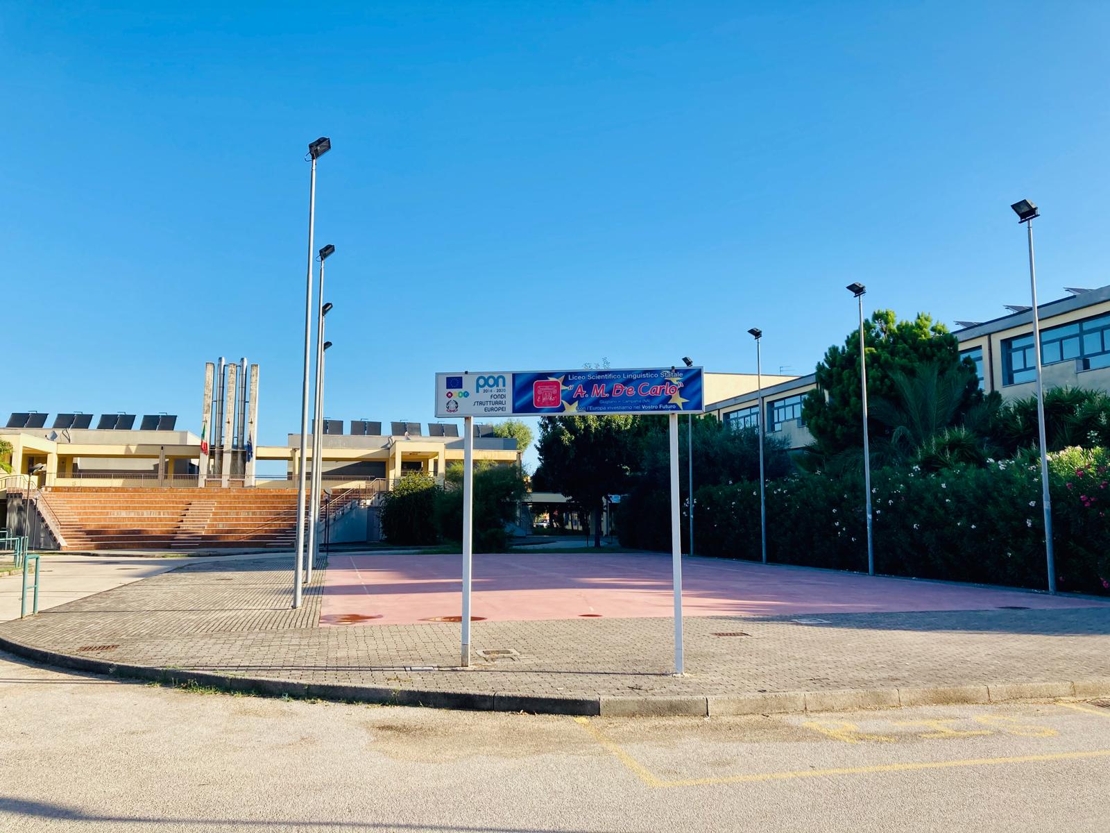 LICEO SCIENTIFICO-LINGUISTICO DE CARLO - GIUGLIANO